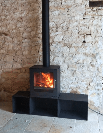 Chauffage à combustible bois économique - acier noir - installé à la Roche-sur-Yon
